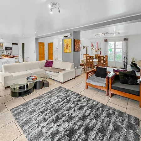 Cosy Villa Lardy