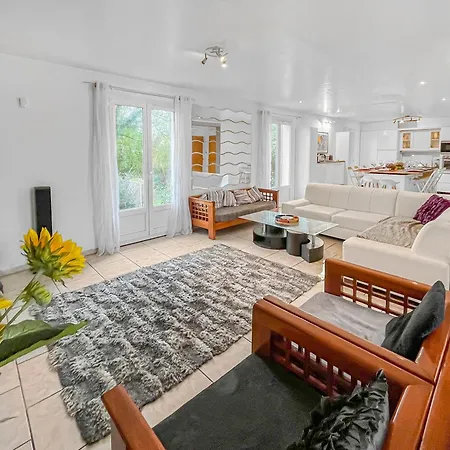 Cosy Villa Lardy