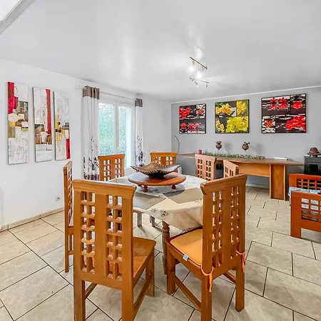 Cosy Villa Lardy